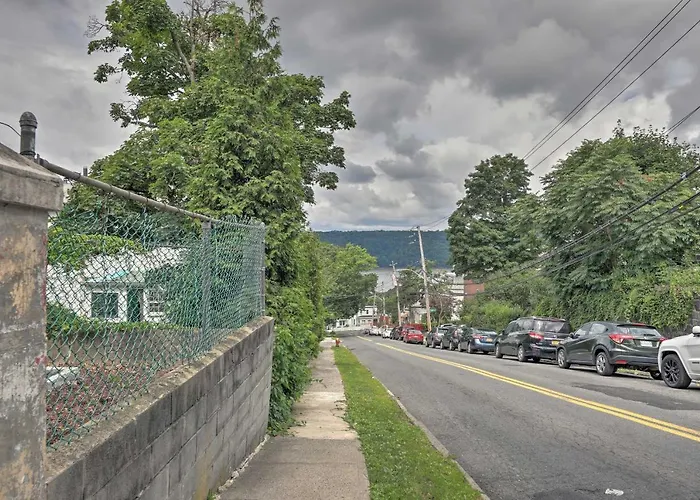 Yonkers Apt With Balcony Walk To Train Station!